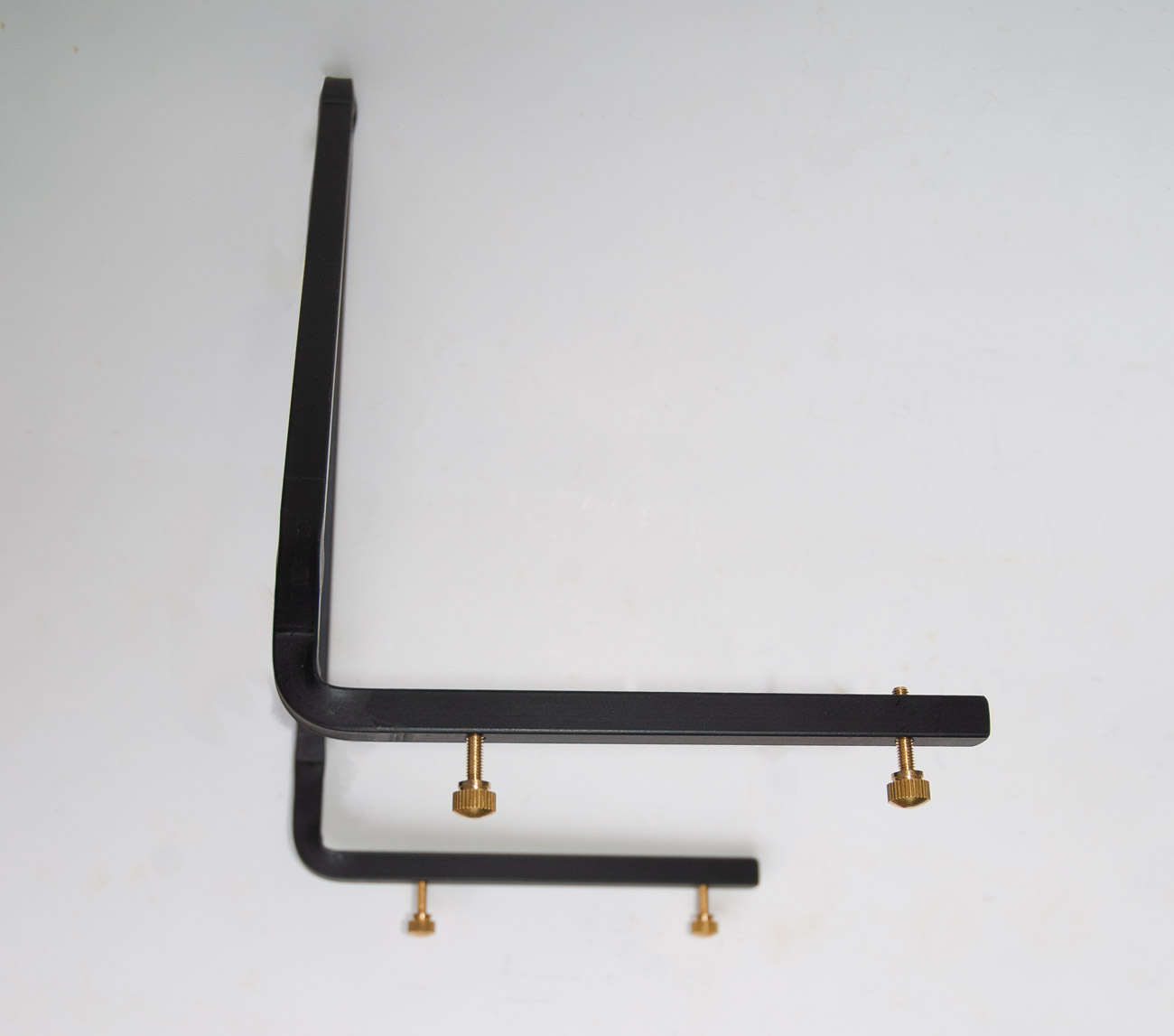 Konsole, Standard, gebogen, m. 4 Rändelschrauben aus Messing